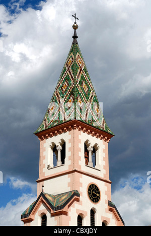 Pfarrkirche St. Michael in der Gemeinde Eppan an der Südtiroler Wein-Route. Stockfoto