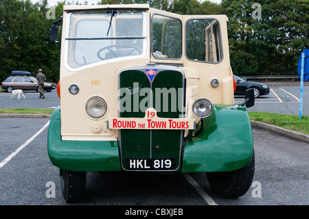 Melden Sie sich für die Stadt Rundtouren auf der Vorderseite eines alten Bus. Stockfoto