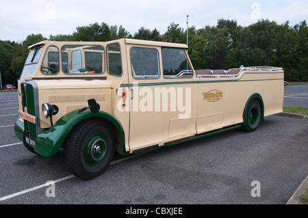 Einem alten Maidstone & Bezirk AEC-Regal-Bus, der zu einem offenen gekrönt Fahrzeug umgewandelt wurde. Stockfoto