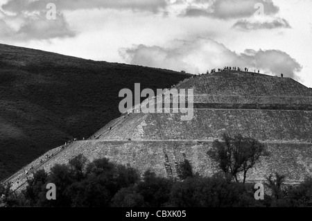 Schwarz-Weiß-Foto (Infrarot-Effekt) von Menschen, die die Pyramide der Sonne, Teotihuacan, Mexiko Stockfoto