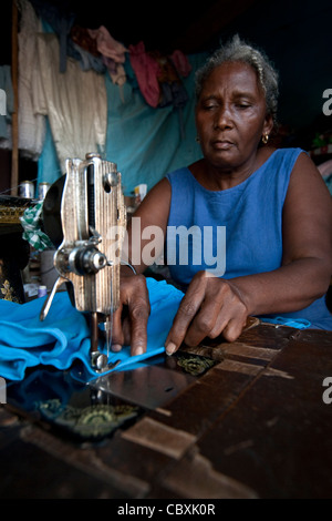 Eine Taylor arbeitet in ihrem Änderungen laden in Mirebalais, Haiti. Stockfoto