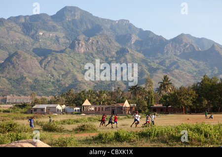 Der Uluguru-Berge erheben sich über Morogoro, Tansania, Ostafrika. Stockfoto