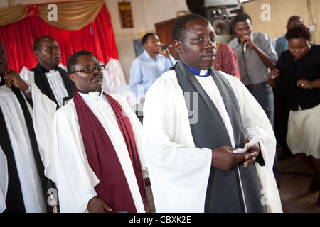 Priester zu bewegen in einer Prozession während eines Gottesdienstes in Morogoro, Tansania, Ostafrika. Stockfoto