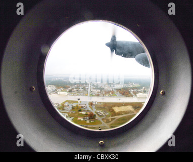 Nach seinem offiziellen Abflug vom 2. November 2009 von der Ramstein Air Base, Deutschland, fährt der letzte C-130E Hercules Tail No. 1299 nach Osten in Richtung Polen, wo das 38 Jahre alte Flugzeug den Dienst für die polnische Luftwaffe aufnehmen wird. Die C-130 wird im Rahmen eines Partnerschaftsprogramms zwischen den USA und Polen auf dem Flugplatz Powadz ihren Sitz haben. Stockfoto