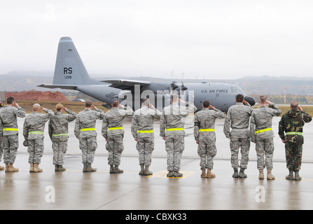 Die Flieger grüßen Ramsteins letzten C-130E Hercules, während er die Fluglinie für den Abflug, Ramstein Air Base, Deutschland, am 2. November 2009, herunterrollt. Die C-130E Hercules hat mehr als 40 Jahre Luftkraft für die US-Luftwaffe in Europa bereitgestellt und wird im Rahmen der Revitalisierung der Luftwaffenflotte durch die neue C-130J Super Hercules ersetzt. Die Airmen stammen aus dem 86. Flugzeugwartungsgeschwader. Stockfoto