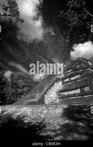 Der Tempel des Tablud Tablero im Mundo Perdido oder Lost World Komplex an der Maya-Ruinen von Tikal, El Petén, Guatemala Stockfoto