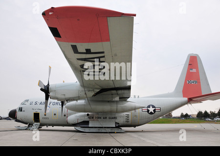 Ein mit Ski ausgestatteter LC-130 Hercules beendet die letzte Vorbereitung in New York, 21. Oktober 2009, bevor er die 11.000-Meilen-Reise in die Antarktis zur Unterstützung des U. S. Antarctica-Programms macht. Die Flugzeuge und die Besatzung stammen aus dem 109. Luftlift-Flügel der New York Air National Guard in Schenectady. Stockfoto