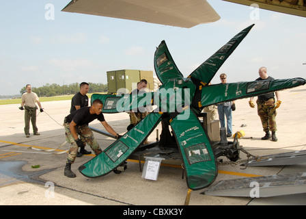 Die Flieger arbeiten zusammen, um einen Propeller in die Rückseite eines C-130J Super Hercules auf der Fluglinie der Keesler Air Force Base, Missa zu laden. Mitglieder des 81st Training Wing trainierten mit den Fliegern der 41. Aerial Port Squadron, um Paletten zu bauen und Flugzeuge für einen Einsatz zu laden. Stockfoto