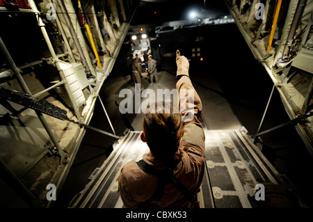 Maj. Missy Steckler leitet den Transport von Patienten von einem Krankenwagen zur Frachtschiffbucht einer C-130J Super Hercules Juli 19 auf dem Kandahar Airfield, Afghanistan. Major Steckler ist Flugpflegerin mit dem 451st Expediary Aeromedical Evacuation Flight. Stockfoto