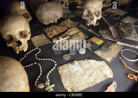 Schädel und persönliche Gegenstände der Opfer von Völkermord in Ruanda von 1994 liegen in Kigali Völkermord Memorial Center. Stockfoto