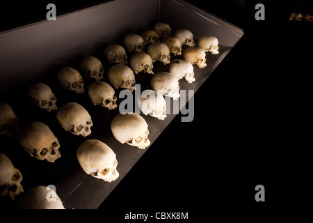 Schädel der Opfer von Völkermord in Ruanda von 1994 liegen in Kigali Völkermord Memorial Center. Stockfoto