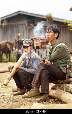 Palong Hill Tribe Männer rauchen in Norlae Dorf, Nord-Thailand. Stockfoto