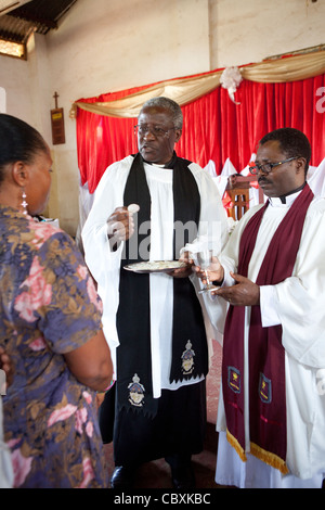 Heilige Kommunion serviert in einer Kirche in Morogoro, Tansania, Ostafrika. Stockfoto