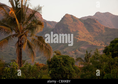 Der Uluguru-Berge erheben sich über Morogoro, Tansania, Ostafrika. Stockfoto