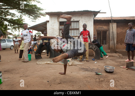 Kinder führen Akrobatik in einem Slum in Morogoro, Tansania, Ostafrika. Stockfoto