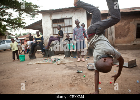 Kinder führen Akrobatik in einem Slum in Morogoro, Tansania, Ostafrika. Stockfoto