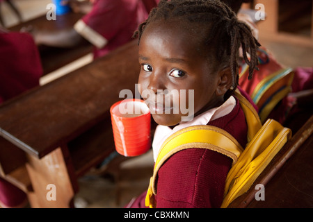 Kinder essen Brei in der Schule in Morogoro, Tansania, Ostafrika. Stockfoto