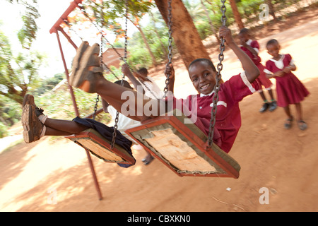 Kinder spielen auf einem Spielplatz in Morogoro, Tansania, Ostafrika. Stockfoto
