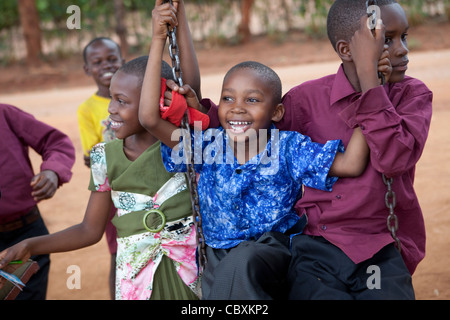 Kinder spielen auf einem Spielplatz in Morogoro, Tansania, Ostafrika. Stockfoto