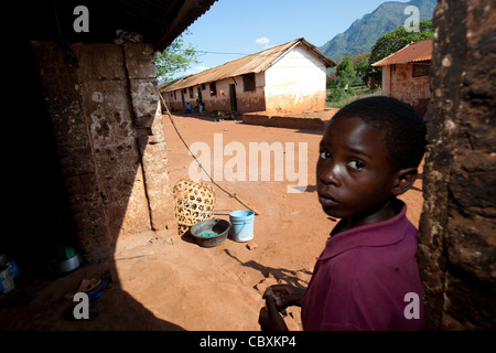 Kinder in den Slums von in Morogoro, Tansania, Ostafrika. Stockfoto