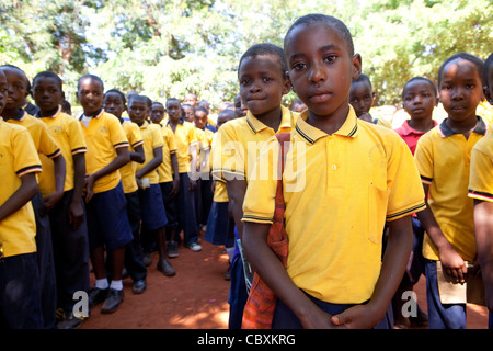 Eine Schule versammelt vor Klassen in Morogoro, Tansania, Ostafrika. Stockfoto