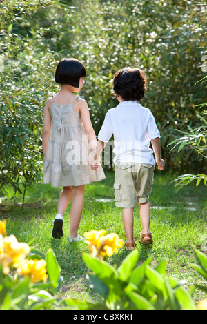 Süße Kinder Spaß im Garten Stockfoto