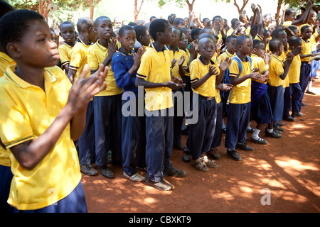 Eine Schule versammelt vor Klassen in Morogoro, Tansania, Ostafrika. Stockfoto