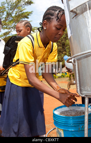 Studenten-Warteschlange zu waschen Sie ihre Hände an einer Schule in Morogoro, Tansania, Ostafrika. Stockfoto