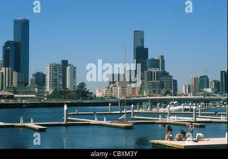 Der Yarra Rand Marina mit Menschen der Fischerei vor der Skyline der Innenstadt in den umgebauten Docklands von Melbourne, Victoria Stockfoto