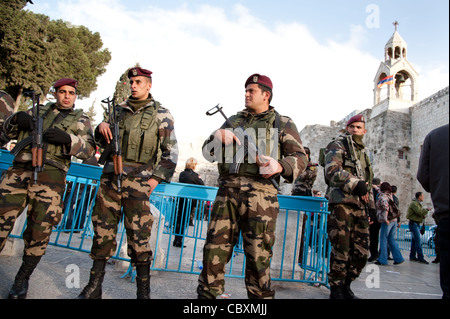 Polizisten der palästinensischen Autonomiebehörde bewaffnet mit Kalaschnikow-Gewehren in Bethlehems Krippenplatz Wache. Stockfoto