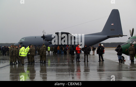 Polnische Besucher und Medien auf den ersten von fünf renovierte C-130E Hercules militärische Transportflugzeuge und Ersatzteile 24. März an die polnische Luftwaffe in Powidz Air Base, Polen geliefert. Stockfoto