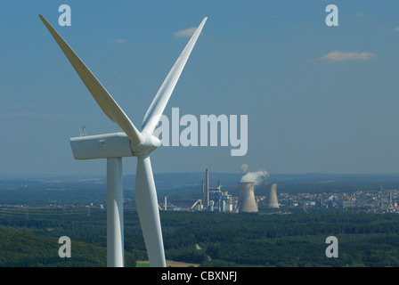 Luftaufnahme der Lichtmaschine und Propeller einer Windkraftanlage mit auf Hintergrund Kohlekraftwerke Stockfoto