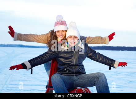 Porträt des glücklichen Paares in warme Kleidung, die schöne Zeit im winter Stockfoto