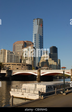 Blick in Richtung Southbank und Eureka Tower von Birrarung Marr Park im Zentrum von Melbourne, die Hauptstadt von Victoria, Australien Stockfoto