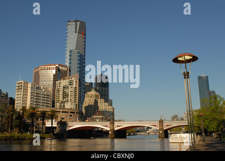 Blick in Richtung Southbank und Eureka Tower von Birrarung Marr Park im Zentrum von Melbourne, die Hauptstadt von Victoria, Australien Stockfoto