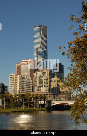 Blick in Richtung Southbank und Eureka Tower von Birrarung Marr Park im Zentrum von Melbourne, die Hauptstadt von Victoria, Australien Stockfoto