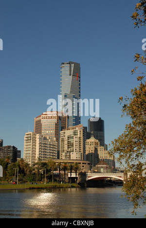 Blick in Richtung Southbank und Eureka Tower von Birrarung Marr Park im Zentrum von Melbourne, die Hauptstadt von Victoria, Australien Stockfoto