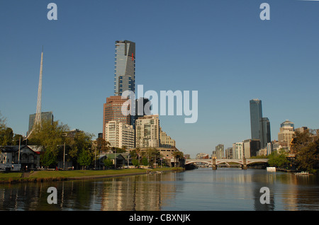 Blick in Richtung Southbank und Eureka Tower von Birrarung Marr Park im Zentrum von Melbourne, die Hauptstadt von Victoria, Australien Stockfoto