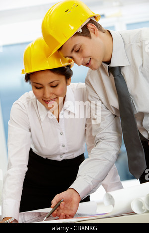 Porträt von zwei Architekten in Helme Dokument Tagung diskutieren Stockfoto