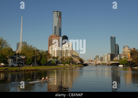 Früh morgens am Yarra River mit Southbank, Eureka Tower, Victoria Arts Centre (l.) und der CBD (r.) von Melbourne, Victoria Stockfoto