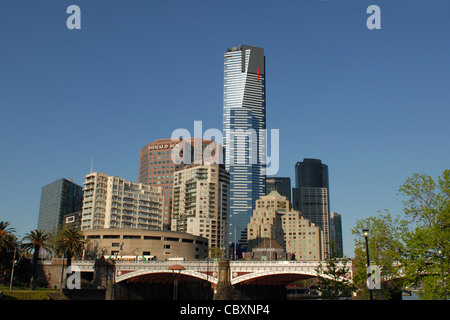 Southbank Wolkenkratzer und Eureka Tower erheben sich hoch und Southbank Bezirk hinter St. Kilda Straßenbrücke in Melbourne, Victoria Stockfoto