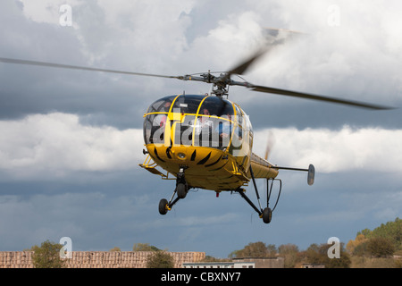 Aerospatiale SA316B Alouette III N9362 im Flug landet auf dem Breighton Flugplatz Stockfoto