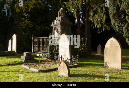 Grabsteine auf dem Friedhof der Pfarrkirche Chalfont St. Peter Dorf Bucks UK Stockfoto