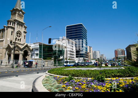Chile. Viña Del Mar Stadt. Sucre-Platz und die Kirche Nuestra Señora de Dolores. Stockfoto