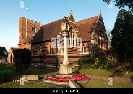 Kirche-Gelände und Kriegerdenkmal Pfarrkirche Chalfont St. Peter Dorf Buckinghamshire UK Stockfoto