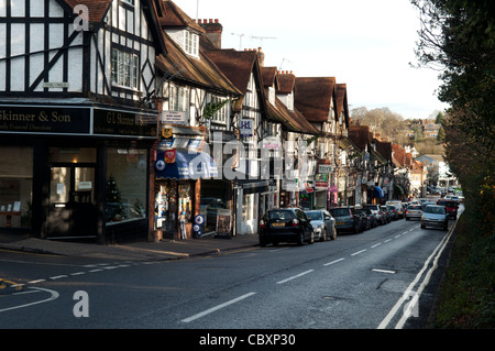 Eine traditionelle Reihe von kleinen Läden und Geschäfte in Ortsmitte Marktplatz Chalfont St. Peter Bucks UK Stockfoto