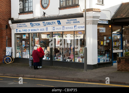 Zwei alte Damen vor einem Geschäft Mobilität im Marktplatz Chalfont St. Peter Dorf Zentrum Bucks UK Stockfoto