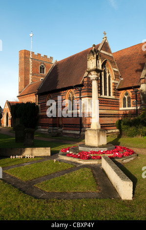 Kirche-Gelände und Kriegerdenkmal Pfarrkirche Chalfont St. Peter Dorf Buckinghamshire UK Stockfoto