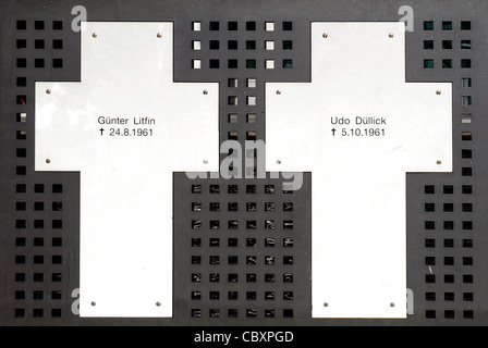 Kreuze in Gedenken an die Opfer an der Berliner Mauer im staatlichen Sektor von Berlin. Stockfoto