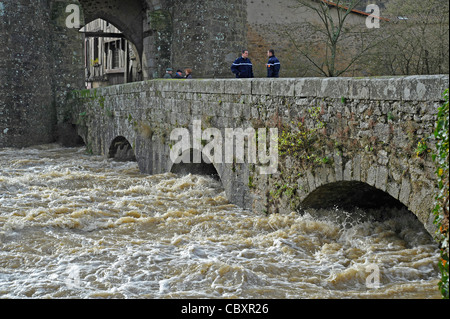 Tobenden Flutwasser in Parthenay Deux-Sèvres Frankreich Stockfoto